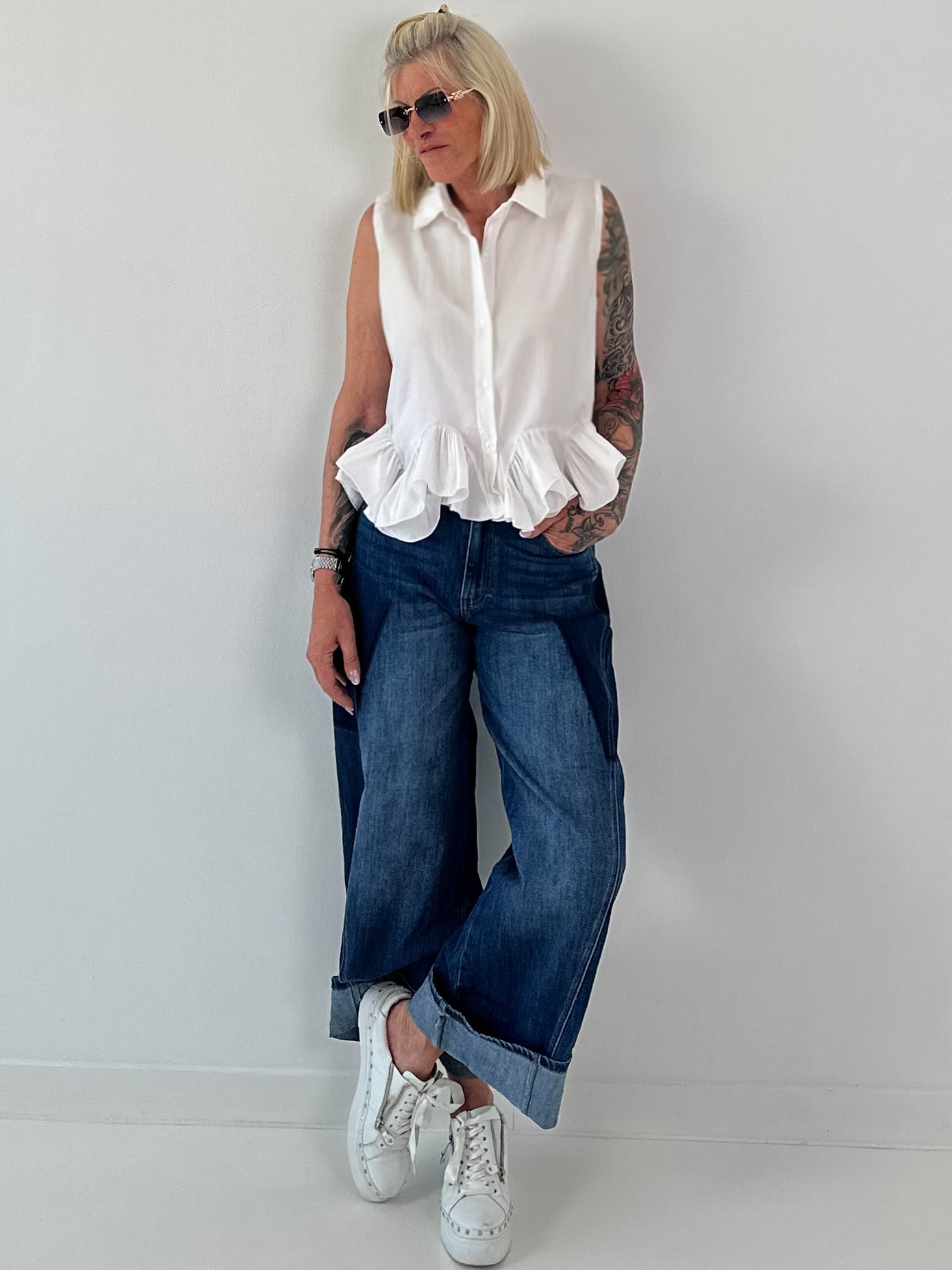 Ärmellose Bluse mit Volants  - weiss