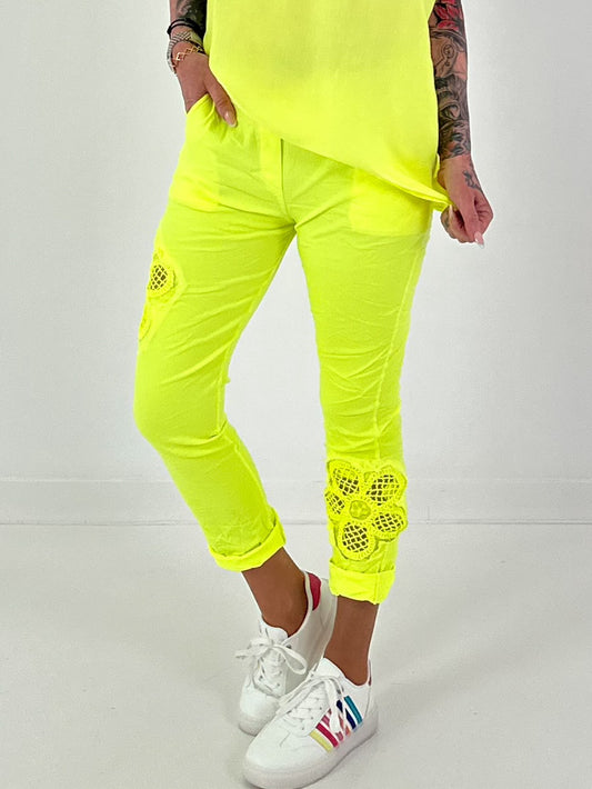 Hose mit Häkelblumen - neongelb