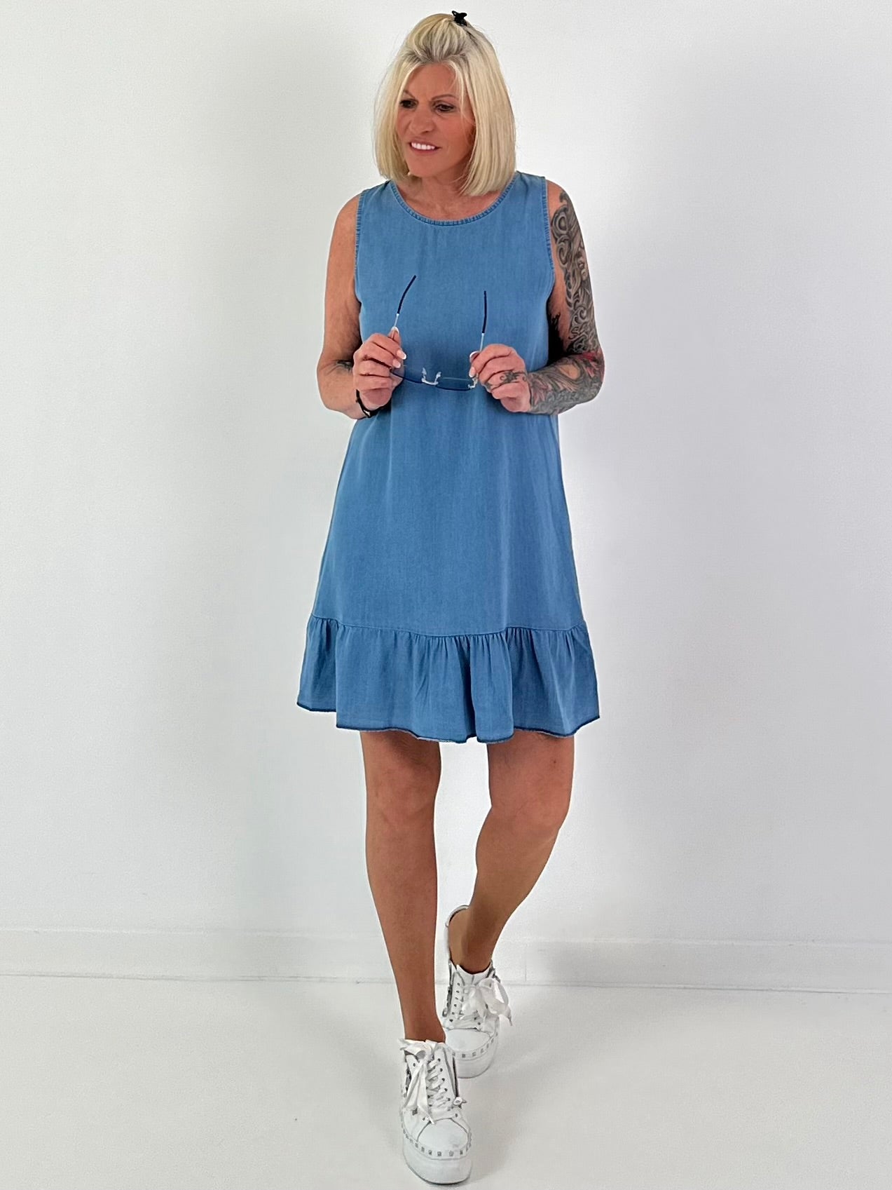 Light denim dress with flounce - blue