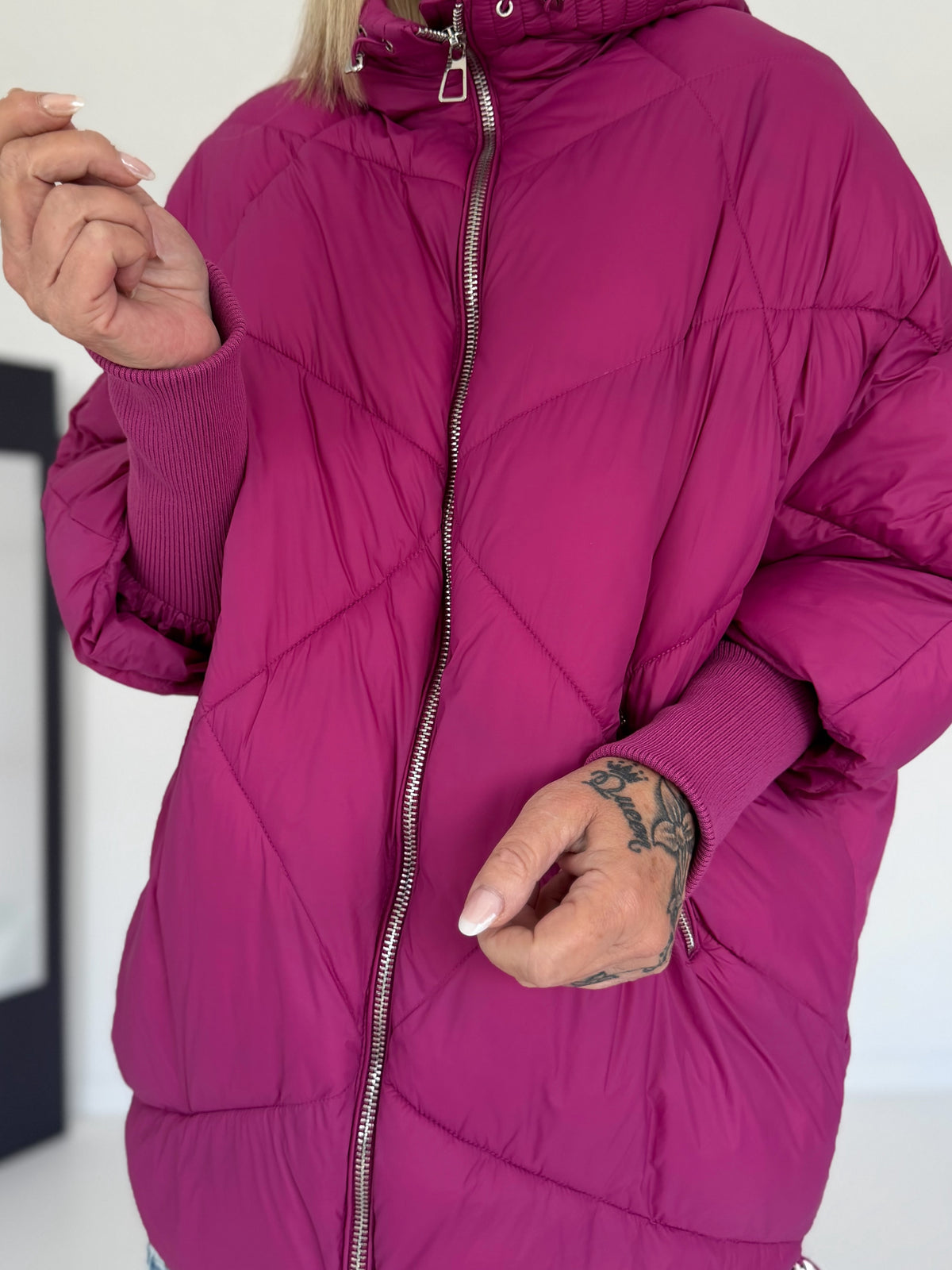 Oversized gewatteerd jack met mouwen met boorden en capuchon - bordeauxrood