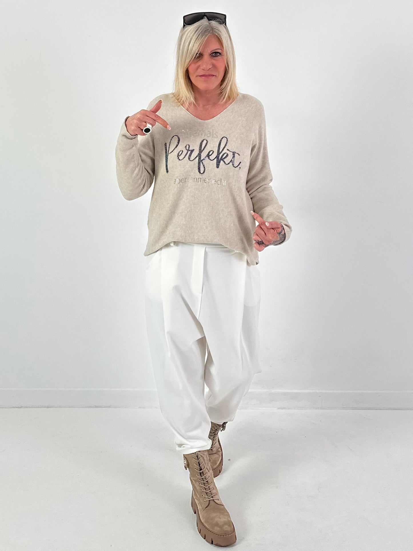 V-hals pullover model "Always Authentic" - beige