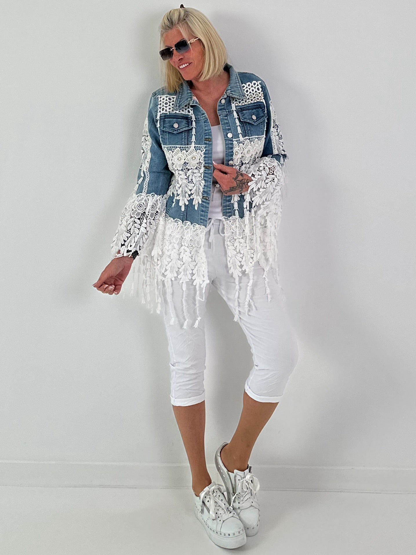 Boho Jeansjacke mit besonderen  Details - hellblau-weiss