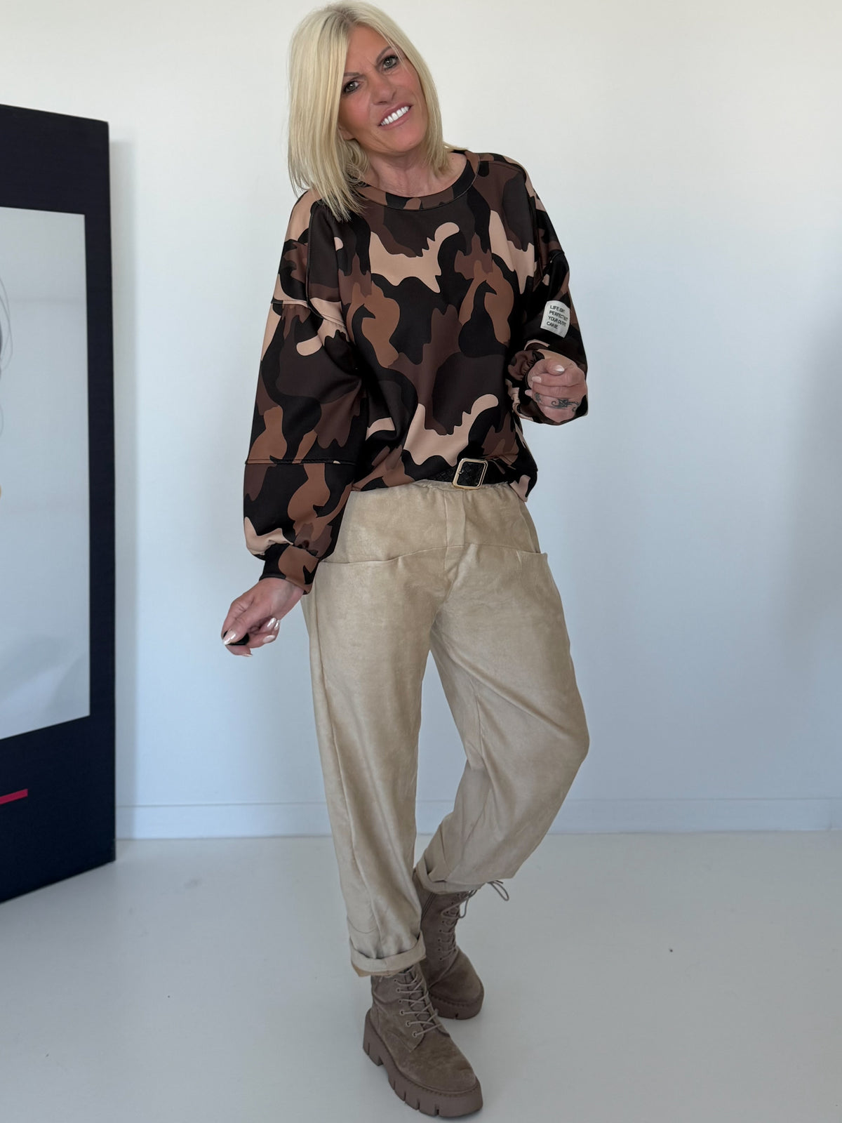 Sweater mit Allover-Camouflage-Print - mokka-camel-mehrfarbig