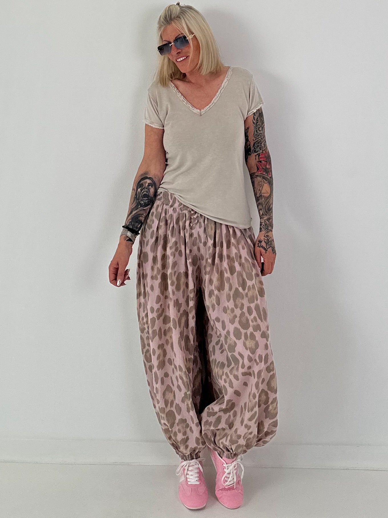 Ripp T-Shirt mit V-Neck -  beige