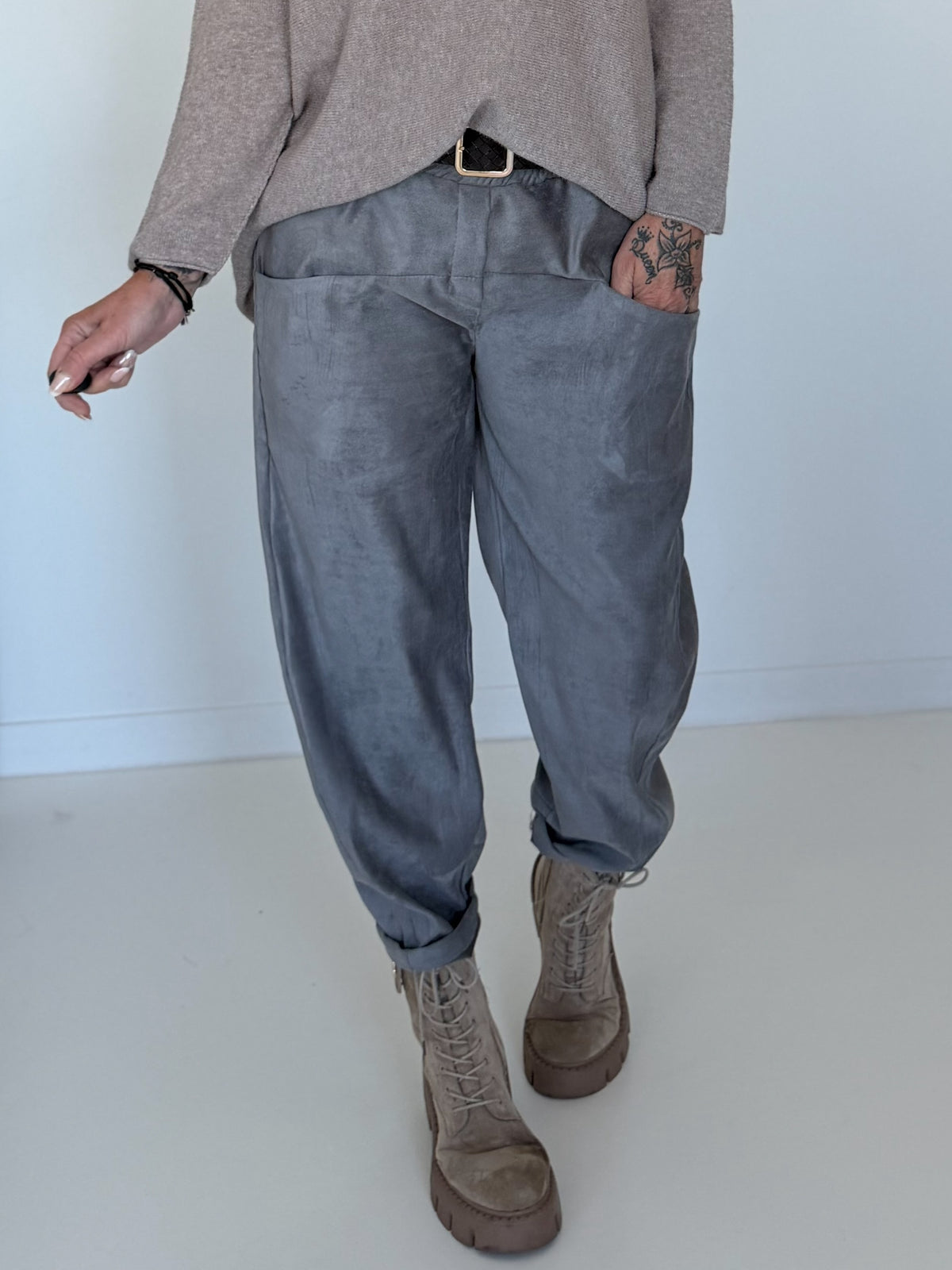 Hose in Wildleder-Optik mit Gürtel - grau