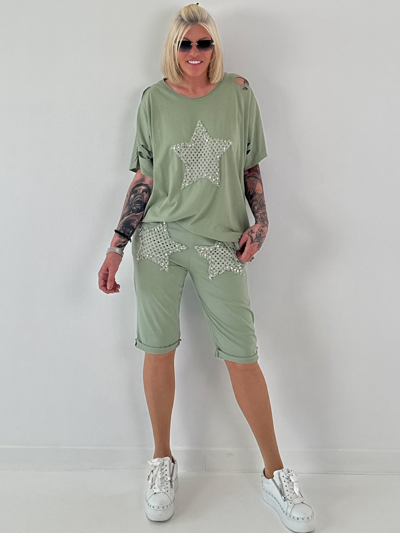T-Shirt mit Häkelstern-Nieten-Cut-Outs - khaki