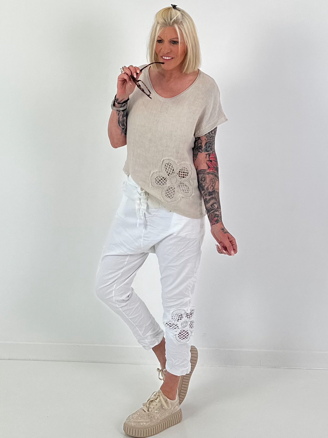 Leinen Shirt mit floralem Häkeleinsatz - beige