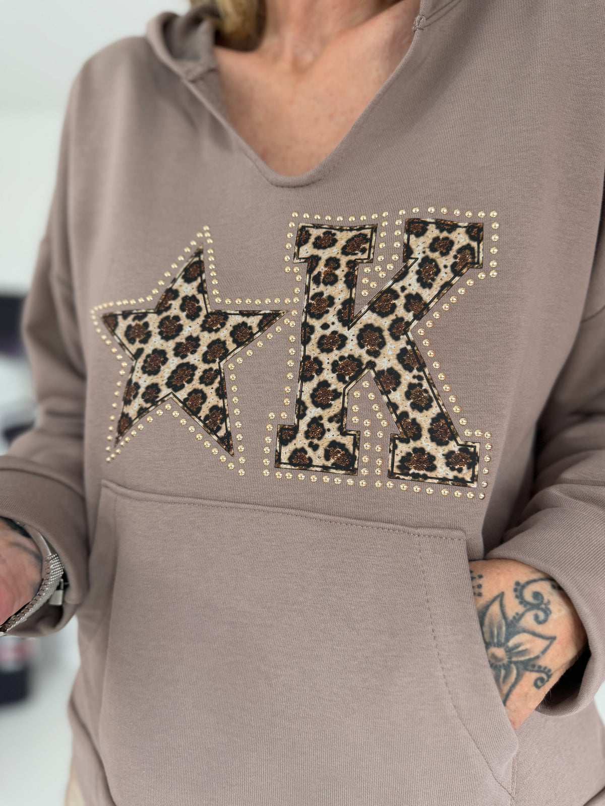 Hoodie mit Leo-Print und Nieten - taupe