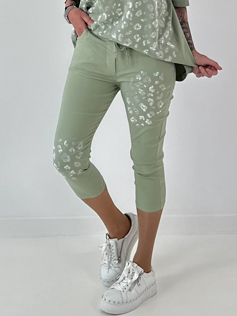 Capri Hose mit Leo Strass - salbei