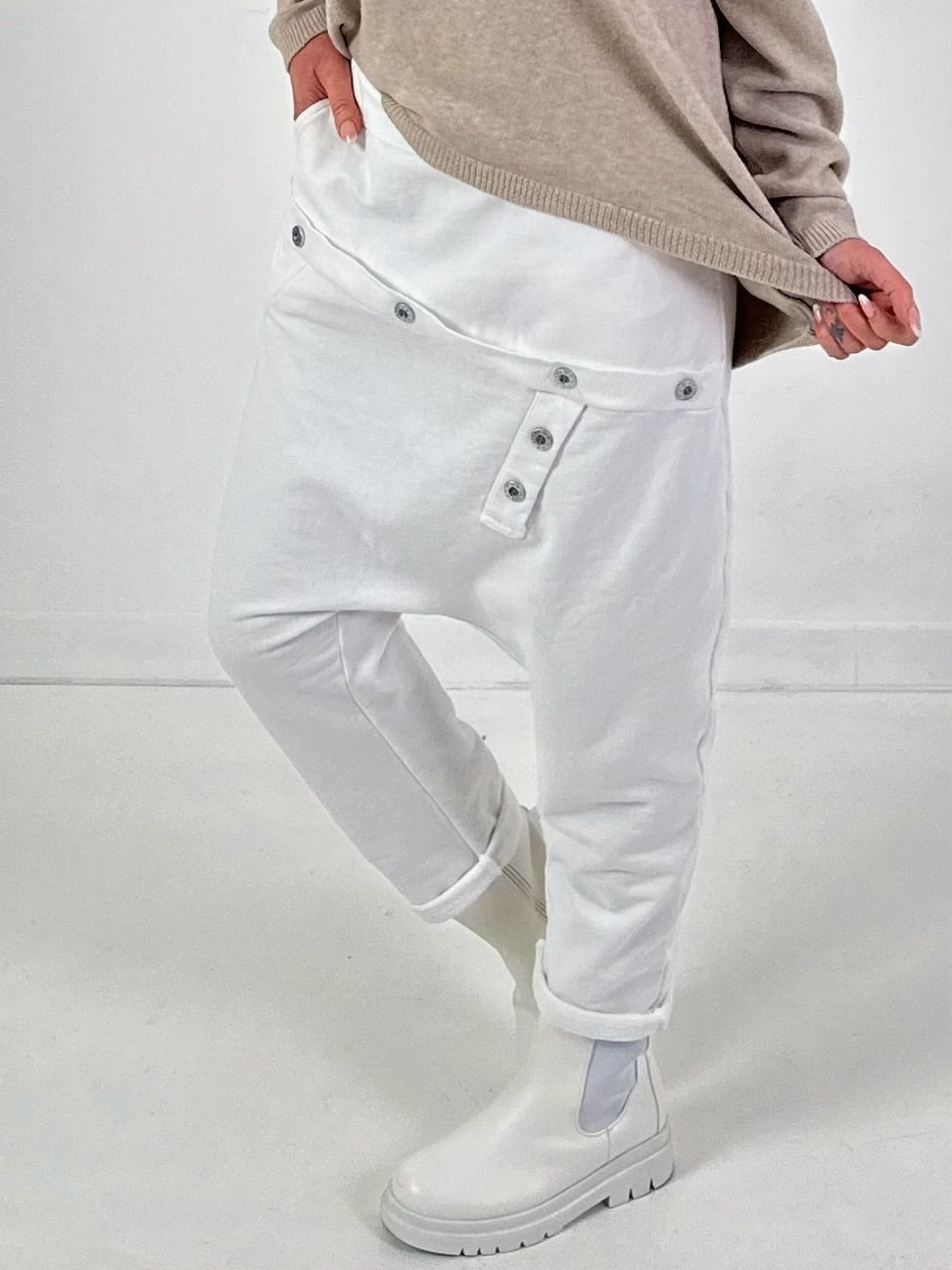 Baggy Hose Modell "Button-Belt" - weiss ( lieferbar ab ca. 12.12.25)