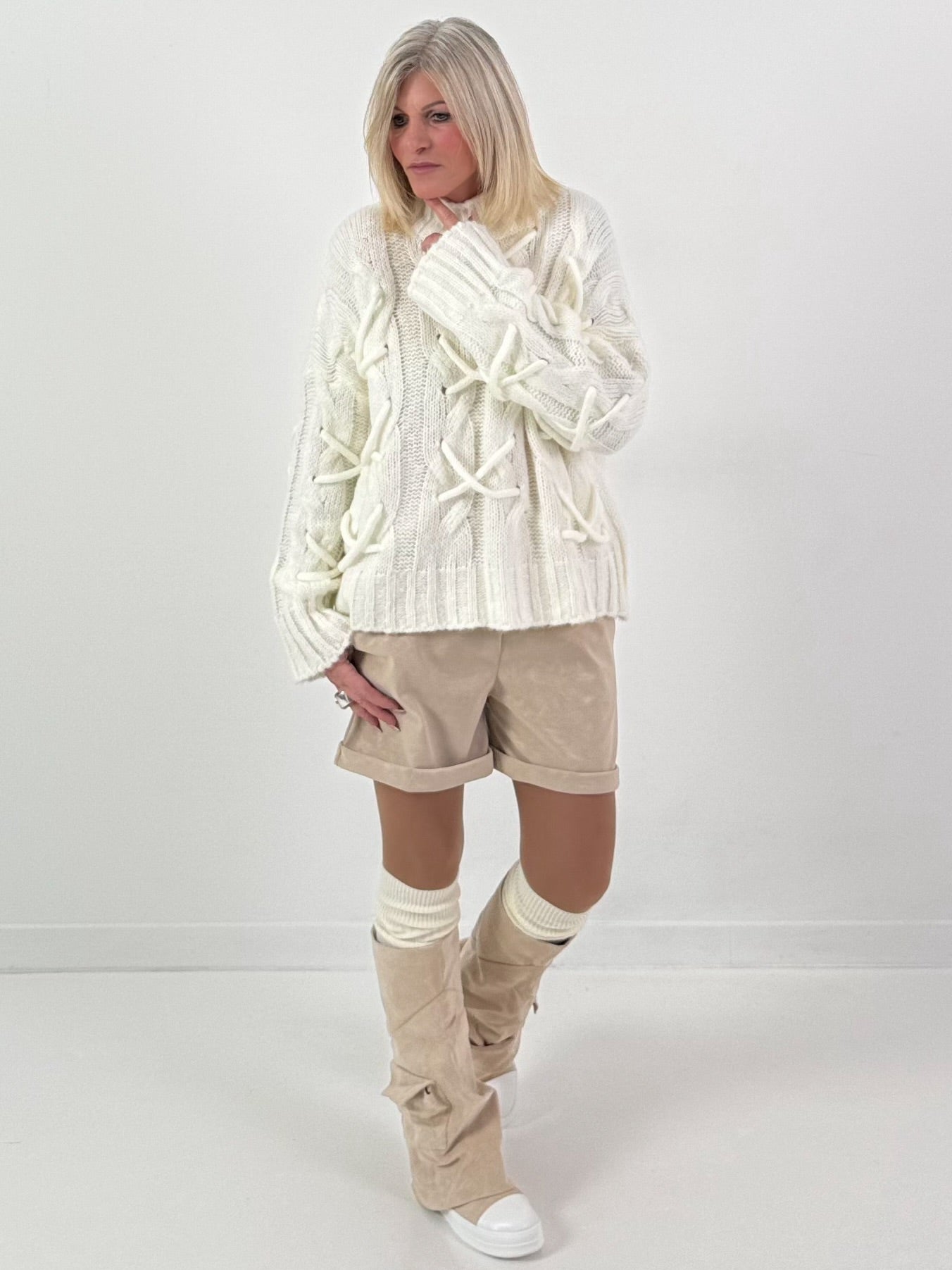 Trui model "Cozy Lace-Up" - ecru