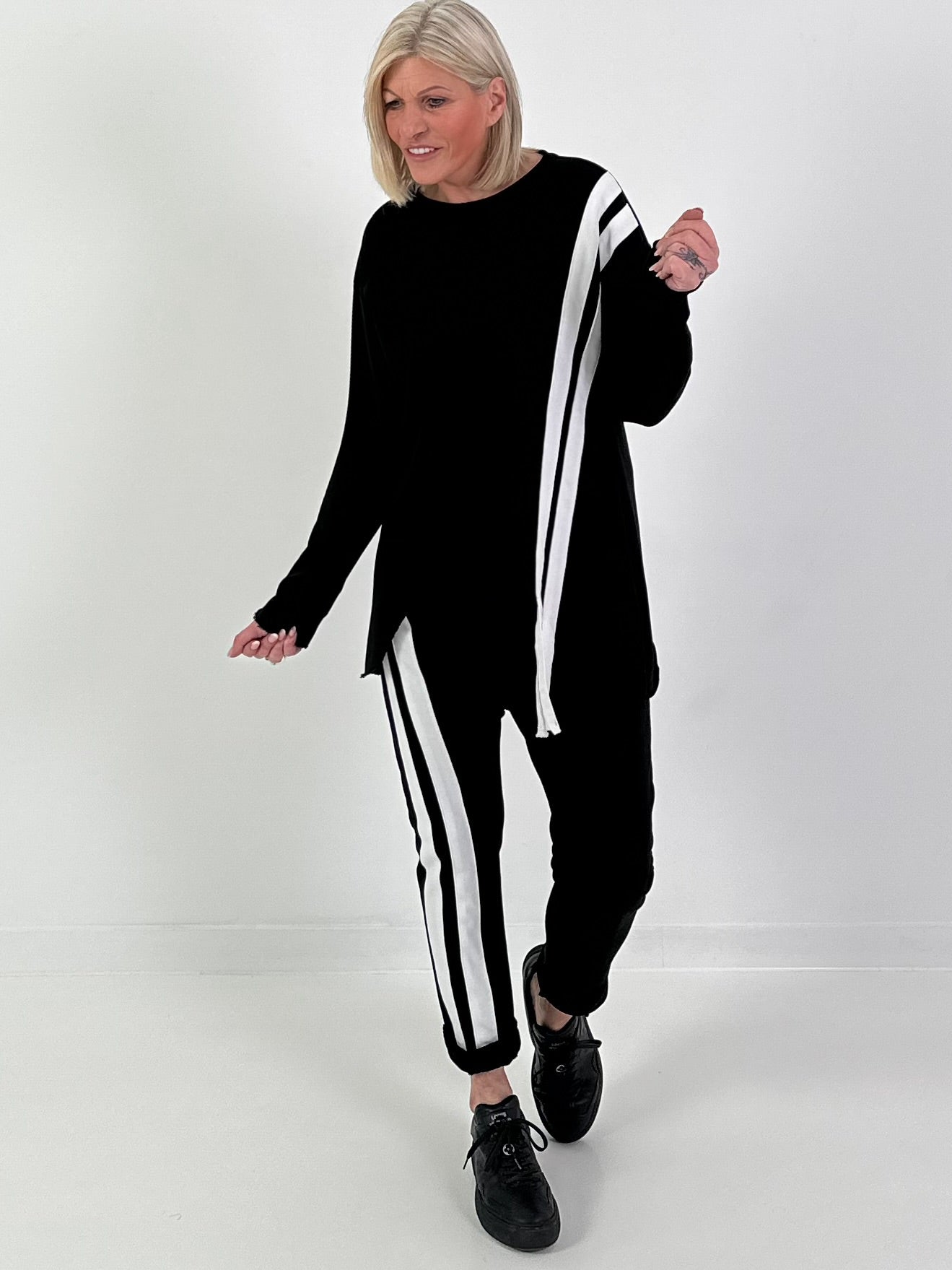 Sweater mit seitlich verlaufenden Streifendetails - schwarz ( lieferbar ab 08.03.26)