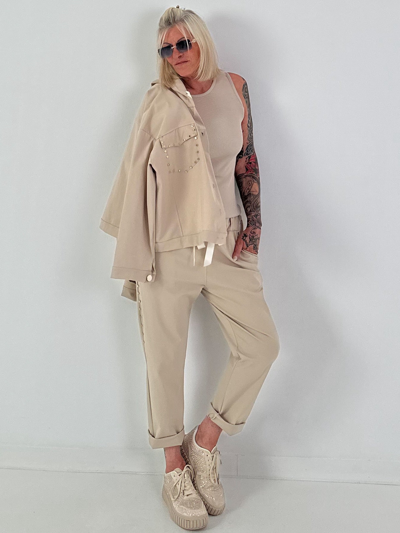 Jacke mit goldenen Nieten-Details - beige