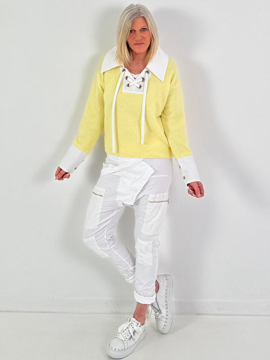Pullover Modell "Laced Collar" - gelb