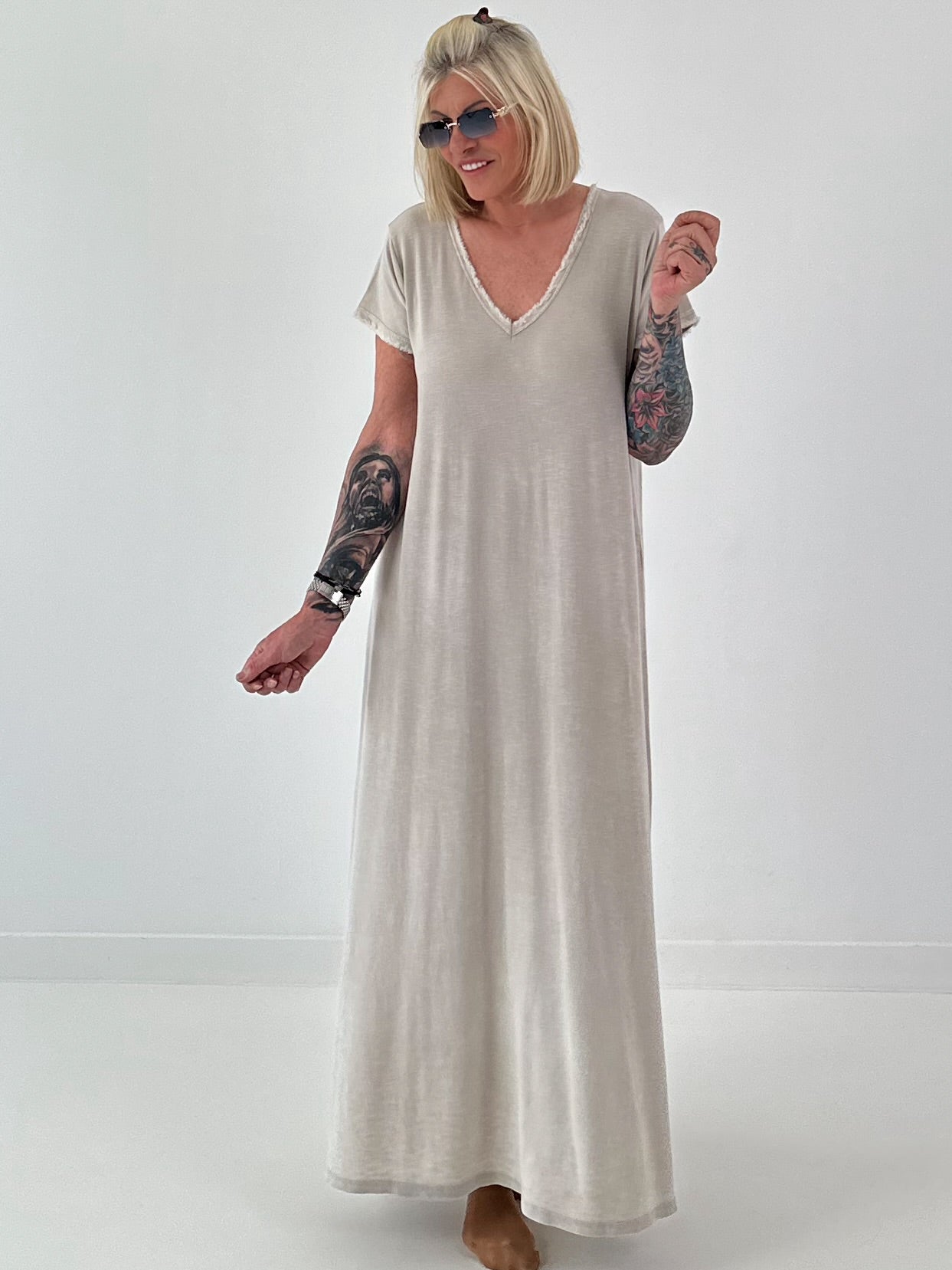 Maxi Kleid mit fransigen Abschlüssen - beige