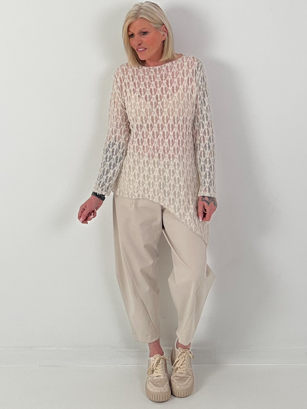 Asymmetrisches Spitzenshirt mit Muster - beige