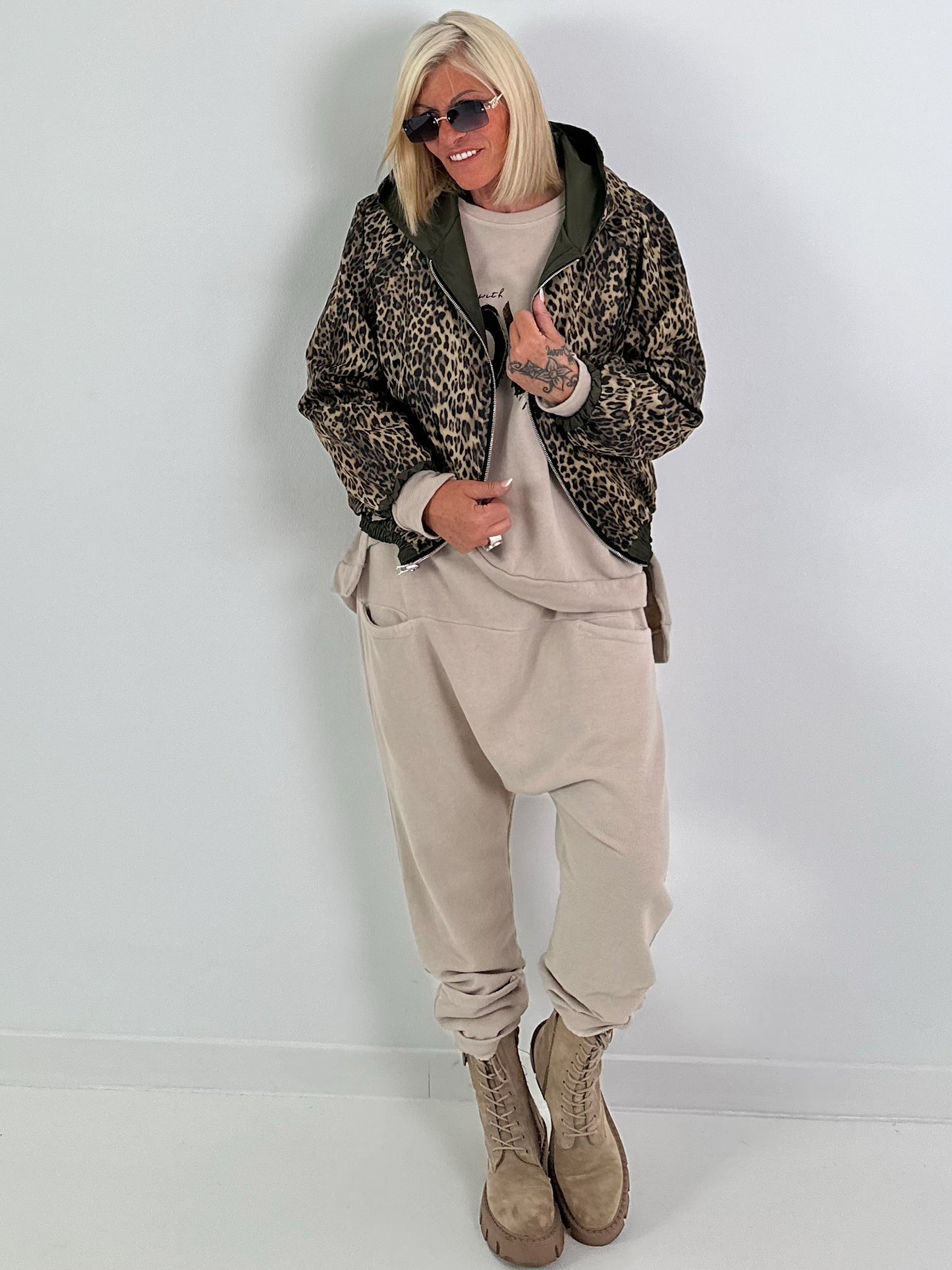 2 in 1 Jacke mit Leo-Print - oliv