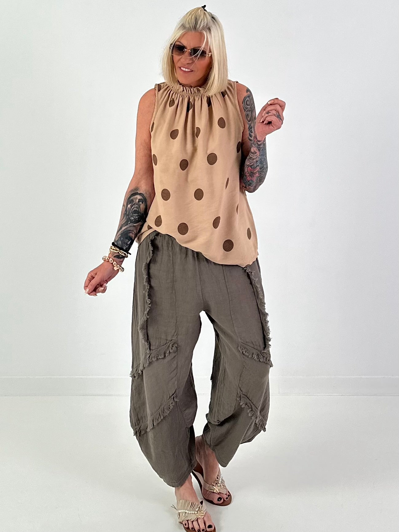 Polka dot top with ruffled collar - camel-chocolate