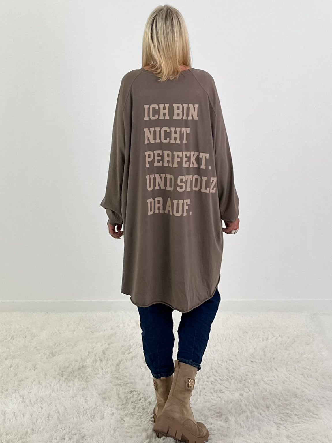 Oversized Shirt mit Statement Spruch auf dem Rücken - taupe