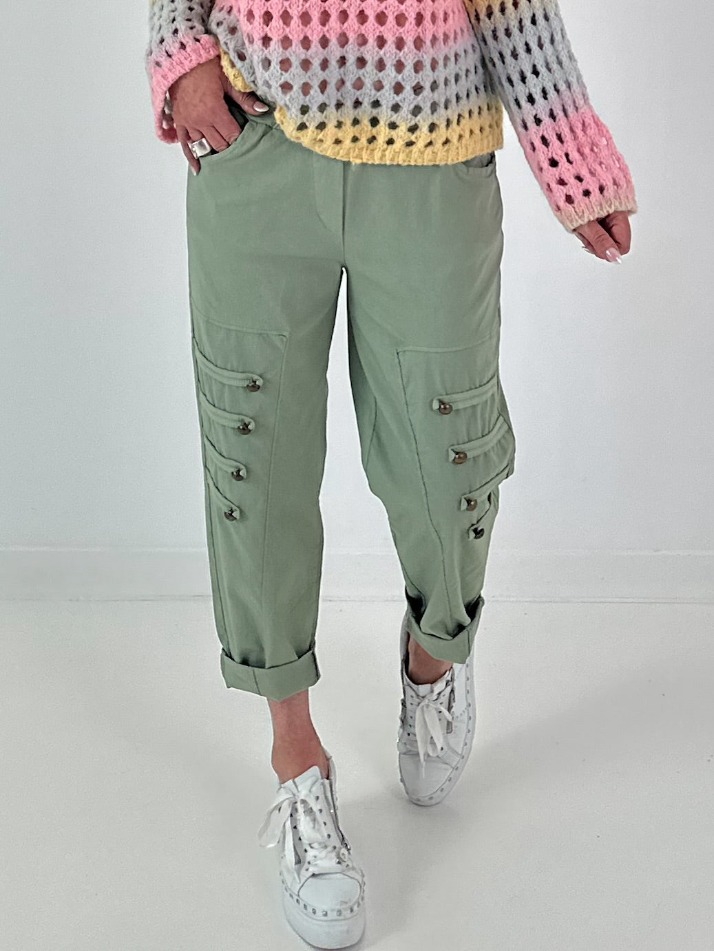 Hose mit elastischem Bund und Knopfdetails - khaki