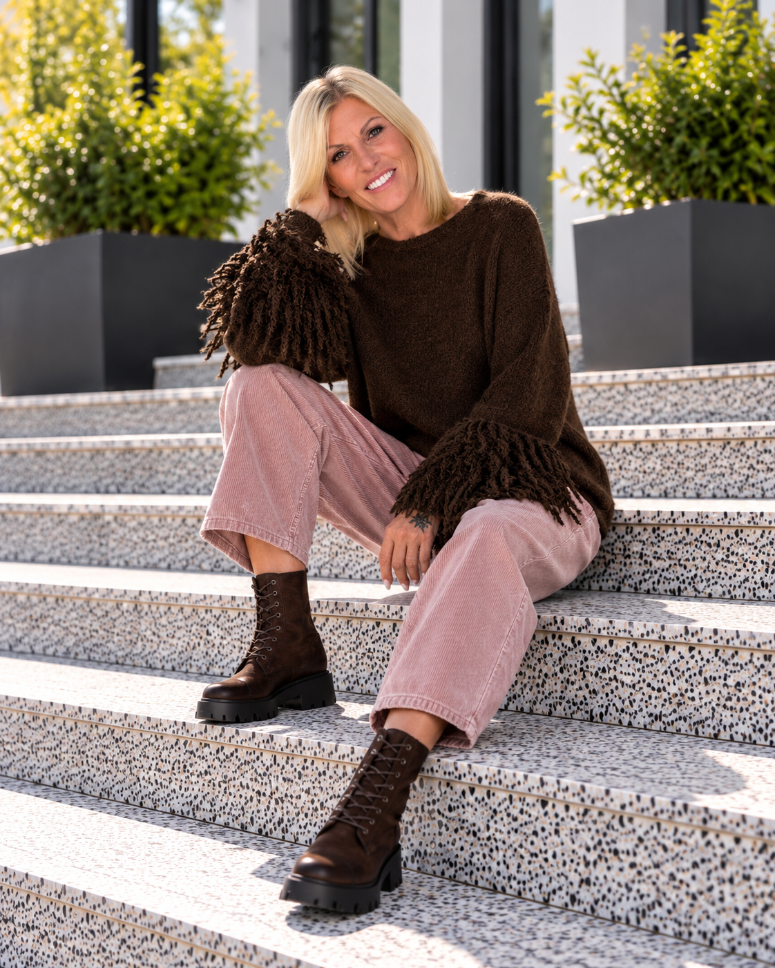 Pullover mit Trompetenärmeln im Fransen-Look - mokka