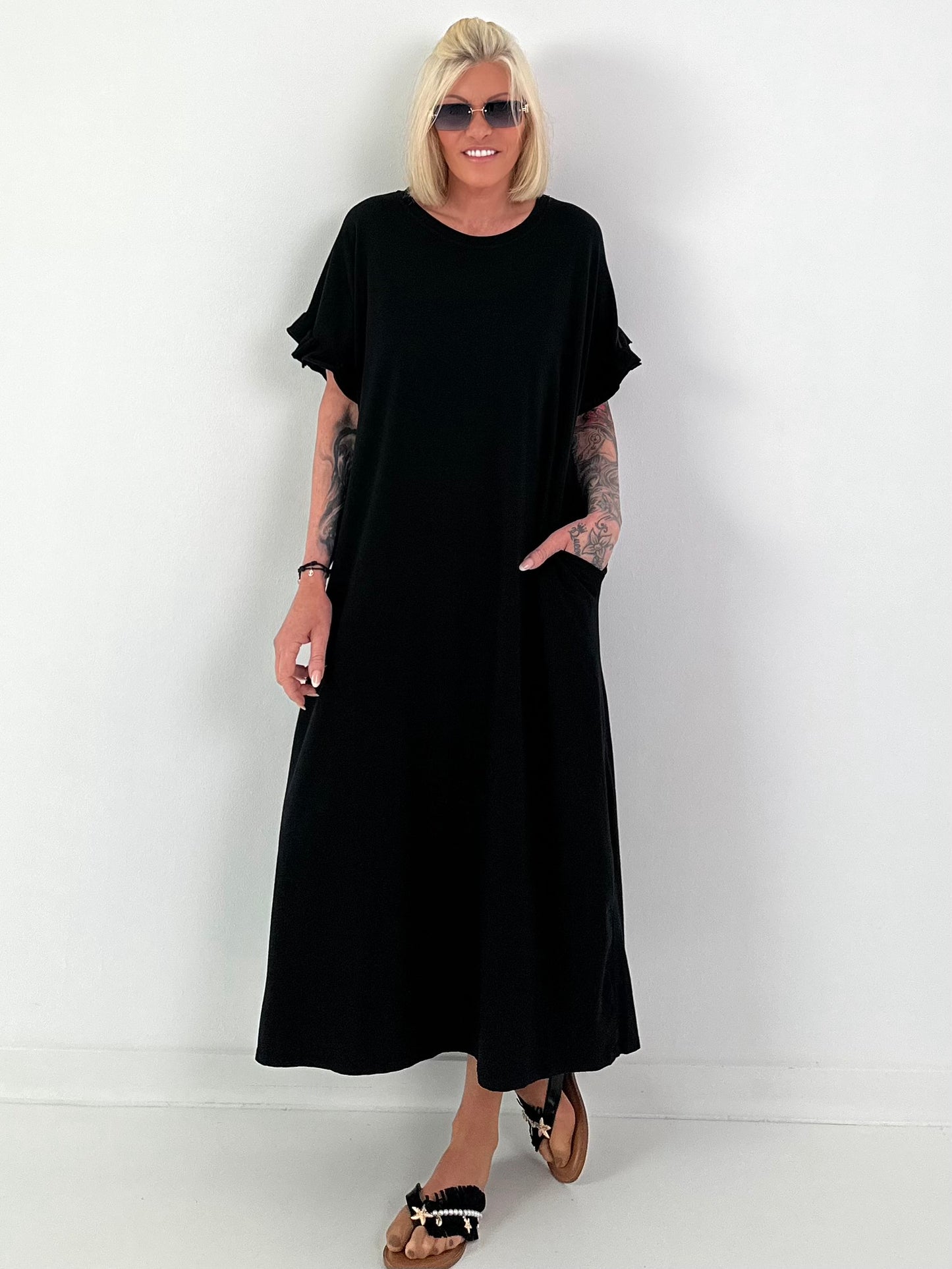 Long dress with short ruffled sleeves - black