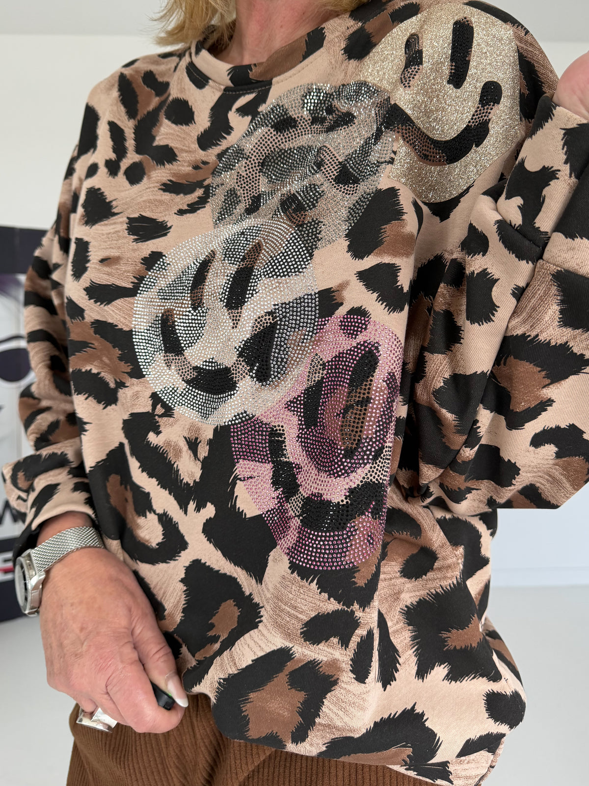 Sweater im Allover-Leo-Print mit Strass- und Glitzer Smileys - beige-mehrfarbig