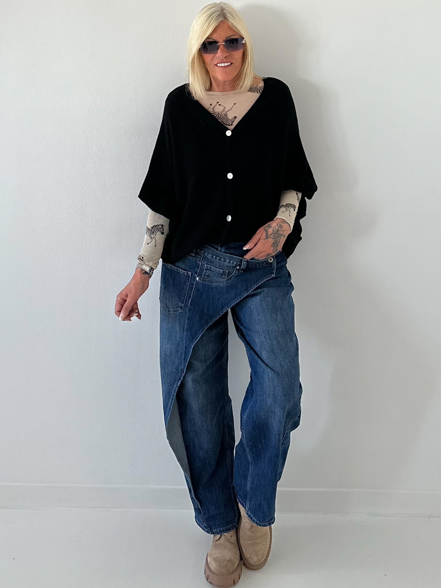 Oversized knitted cardigan with sophisticated details - black
