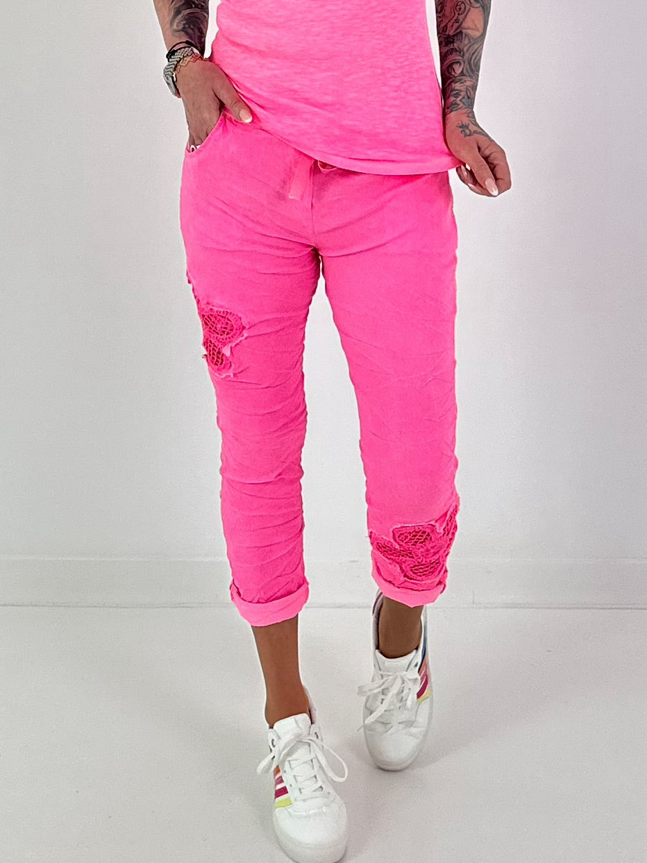Broek met gehaakte bloemen - neonroze