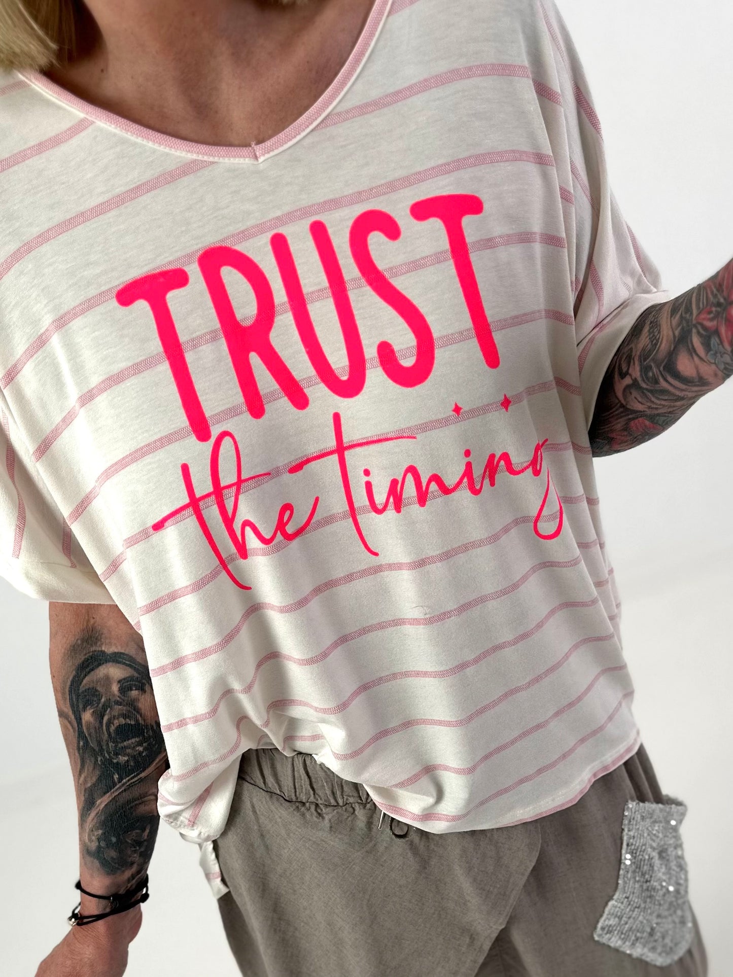T-Shirt Trust the Timing - ecru-rosa