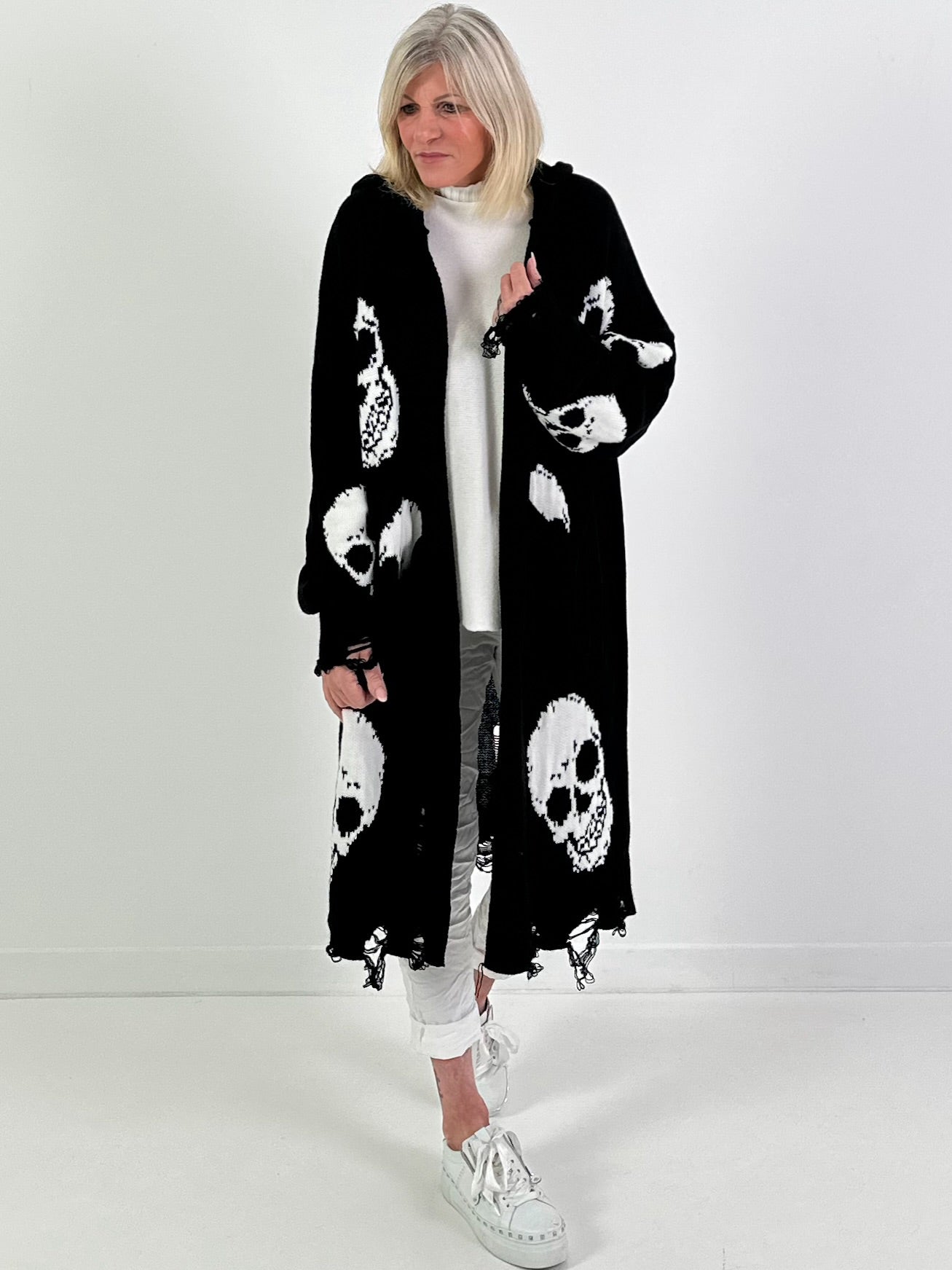 Oversized Strickmantel mit Kapuze Modell "Skull" - schwarz-weiss ( lieferbar ab ca. 13.12.25)