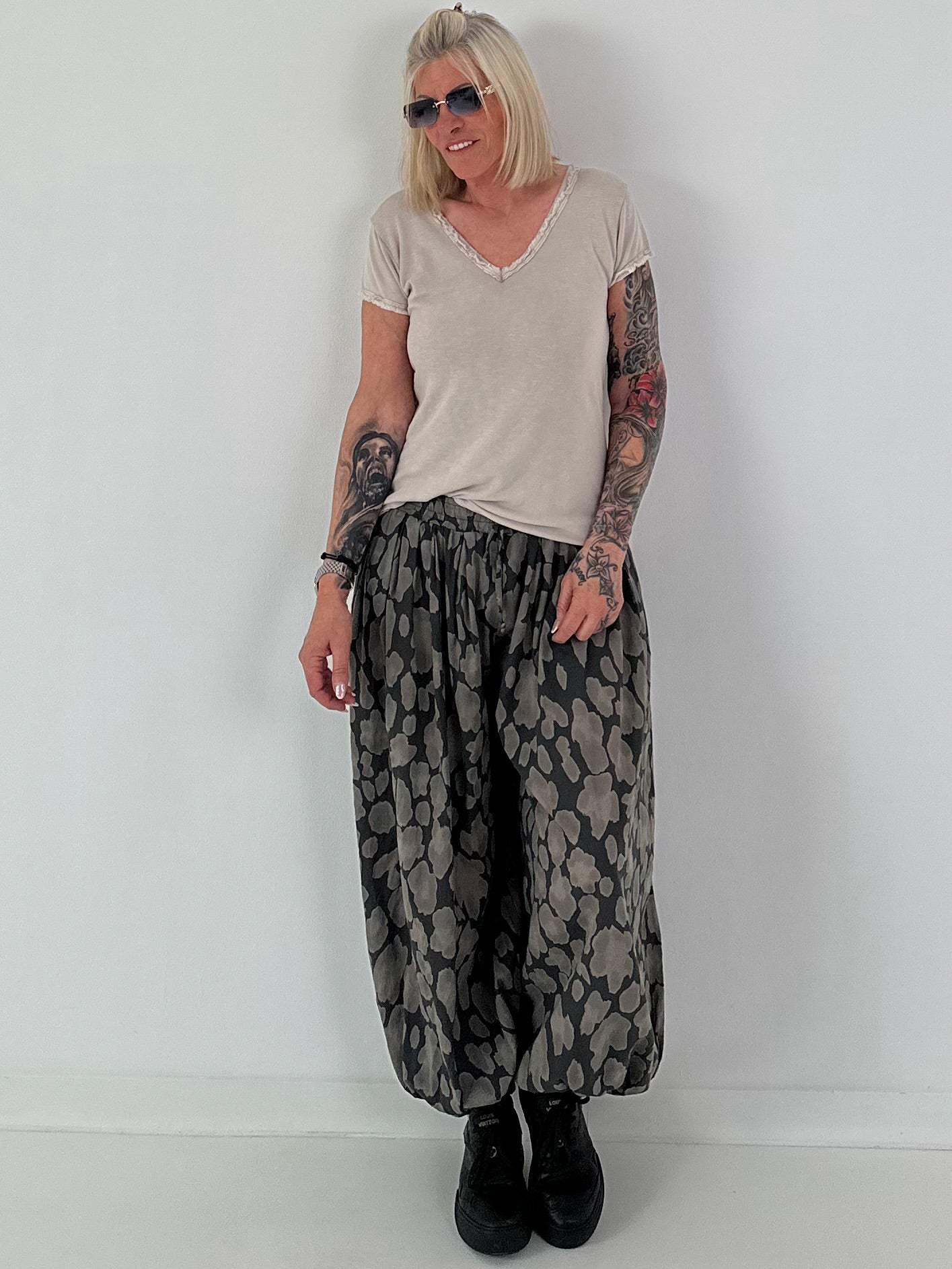 Ripp T-Shirt mit V-Neck -  beige