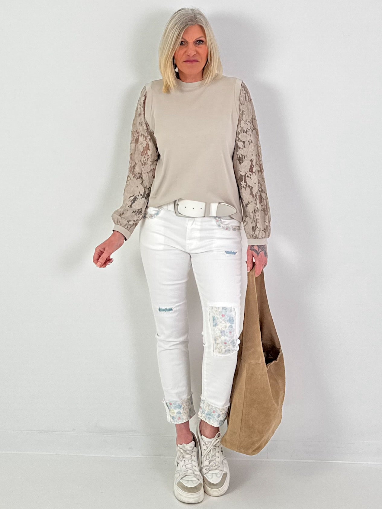Leichter Sweater mit Spitzenärmeln - beige