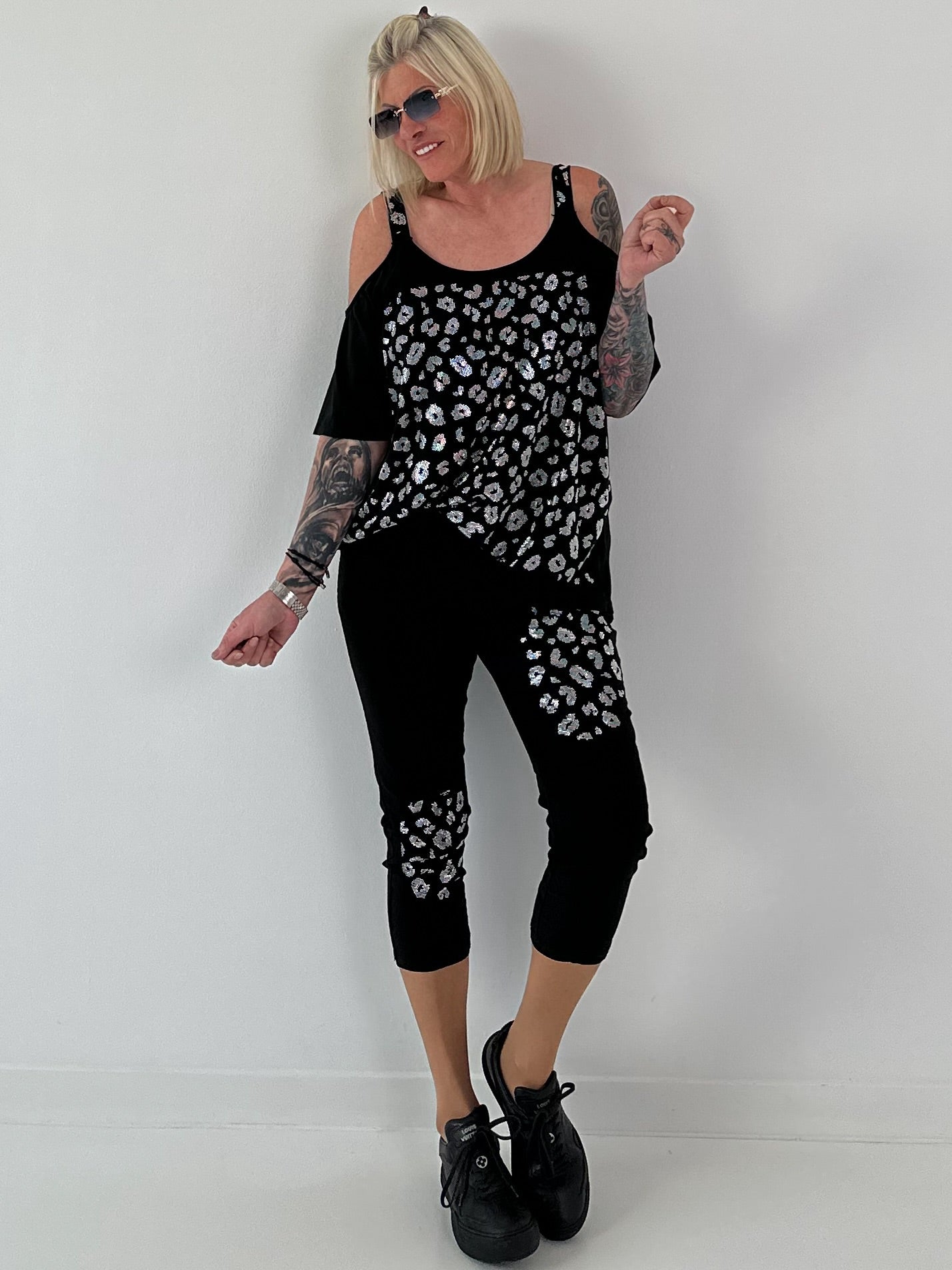 Shirt mit Cold Shoulder und Leo Strass - schwarz