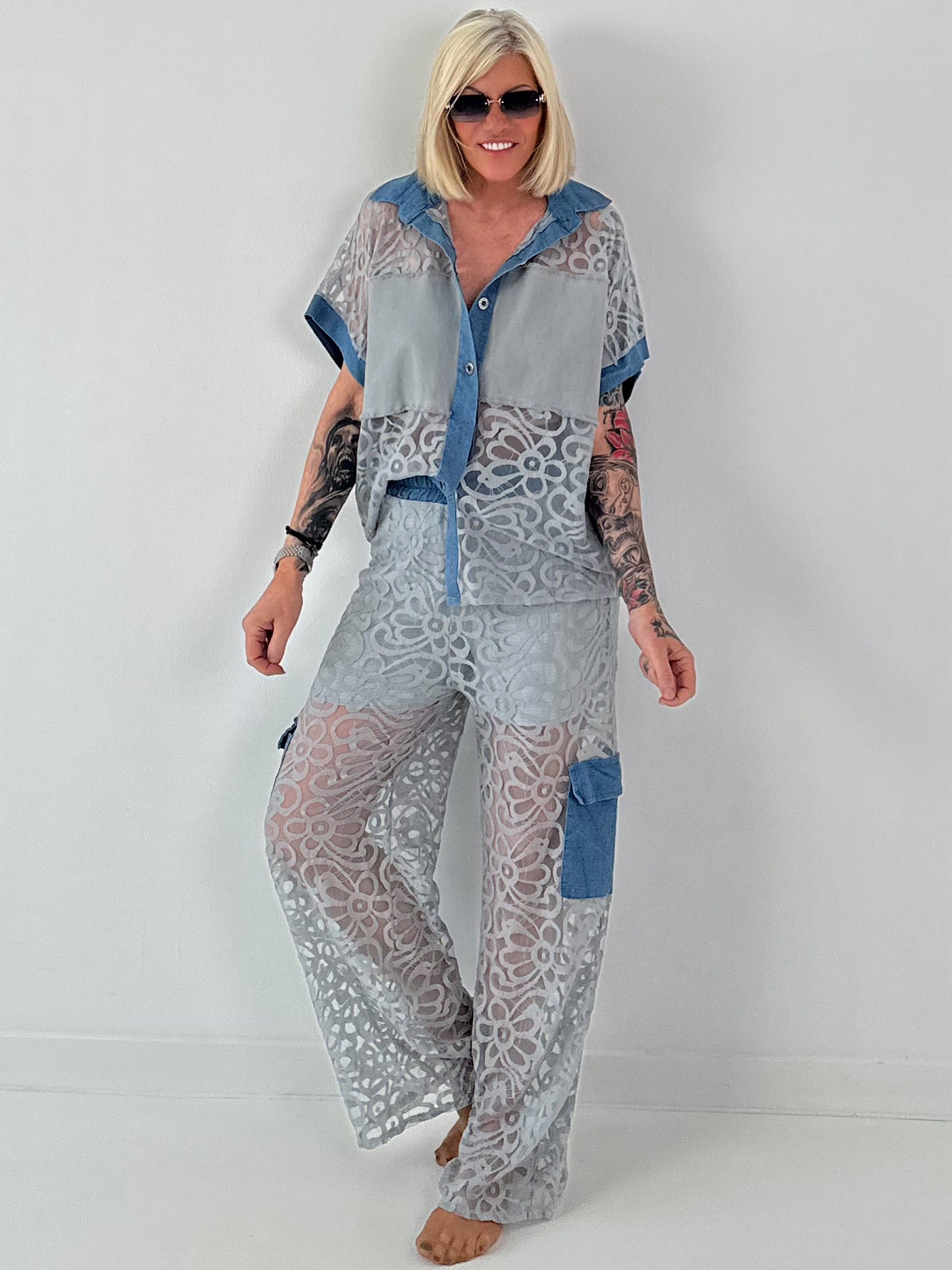 Ausgefallener Zweiteiler mit aufwendigen Denim Details- grau