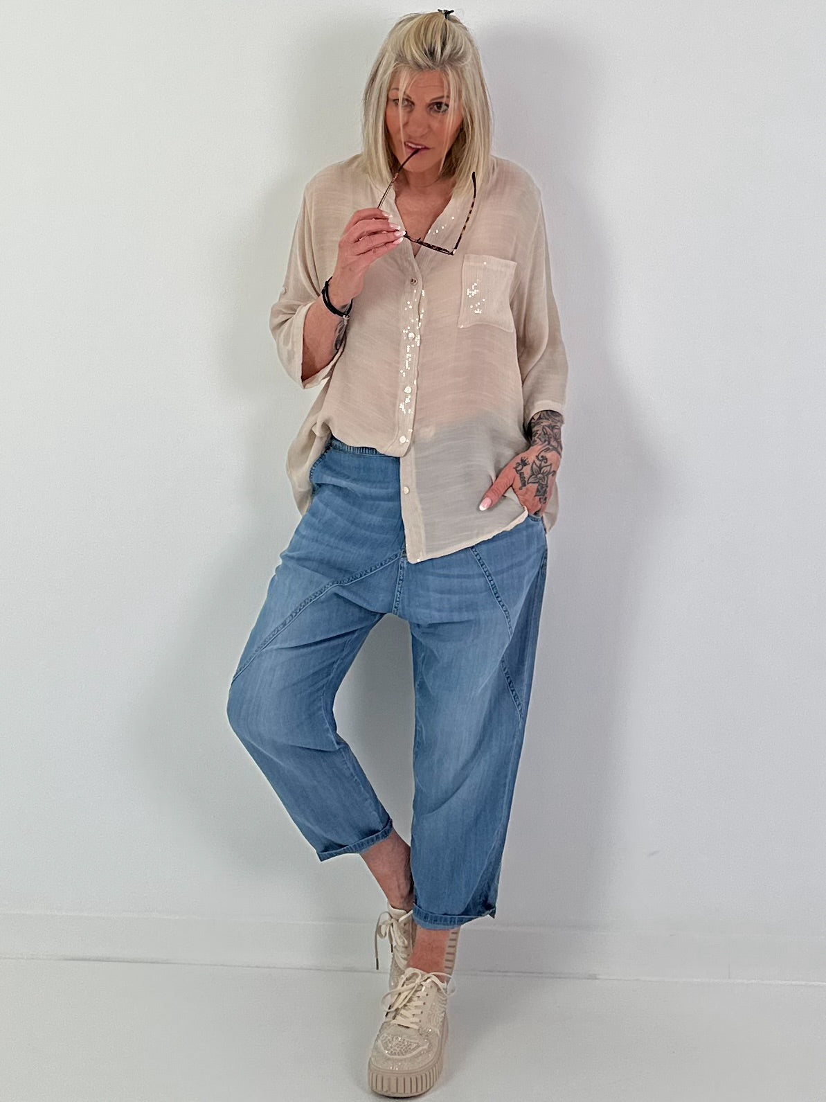 Bluse mit Pailletten und Häkel Details - beige