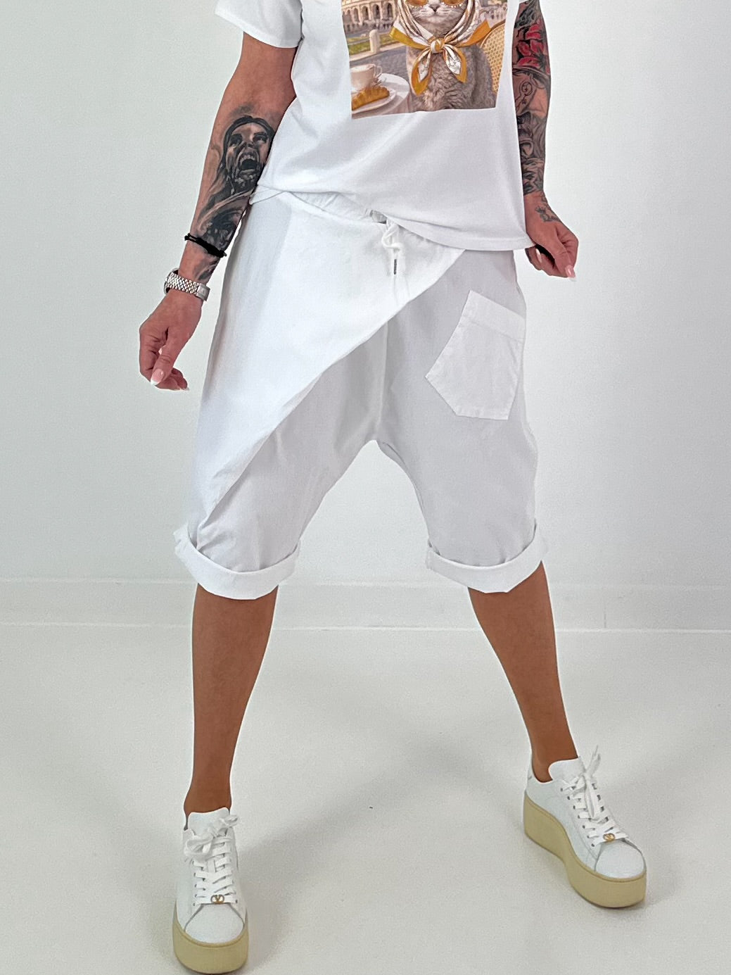 Kurze Baggy mit seitlichem Überwurf - weiss