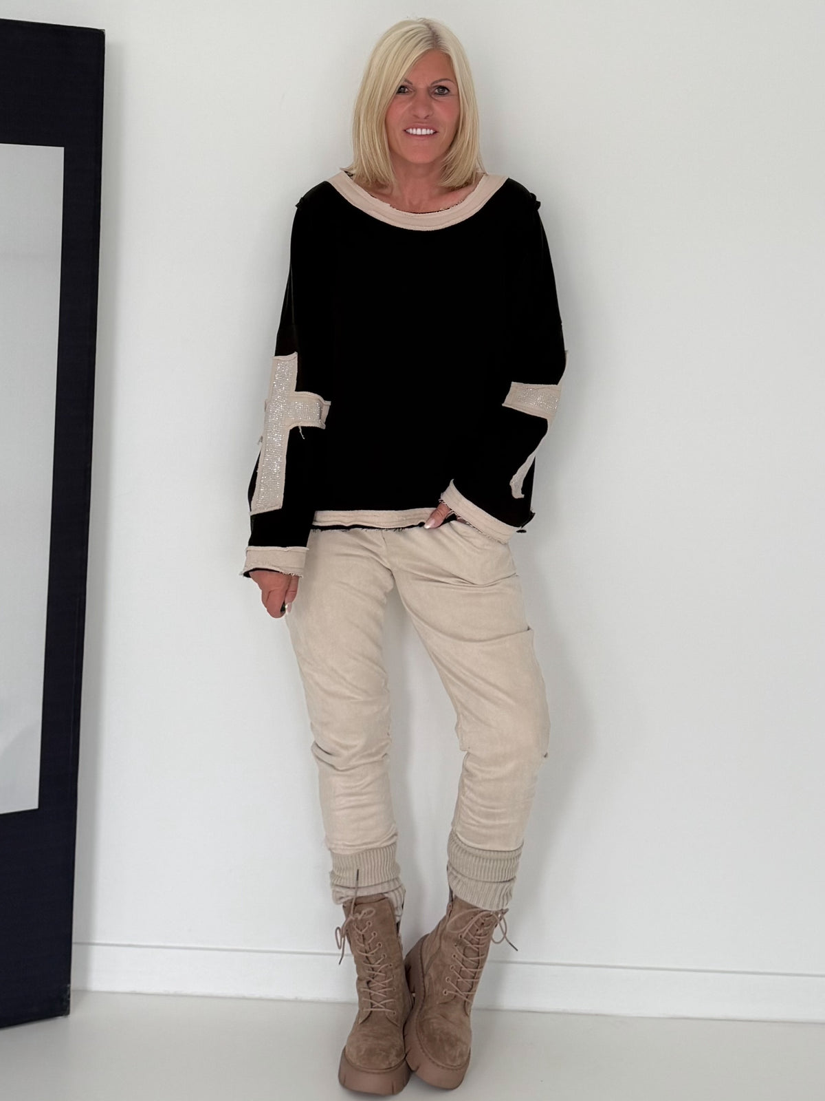Oversized Sweater mit Strasskreuz - schwarz-beige