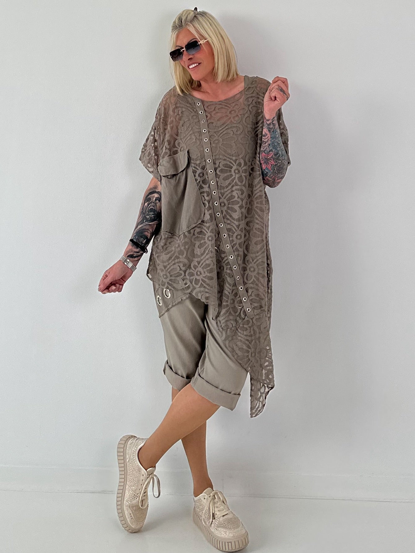 Kurze Hose mit Jeanselementen und Ösen - taupe