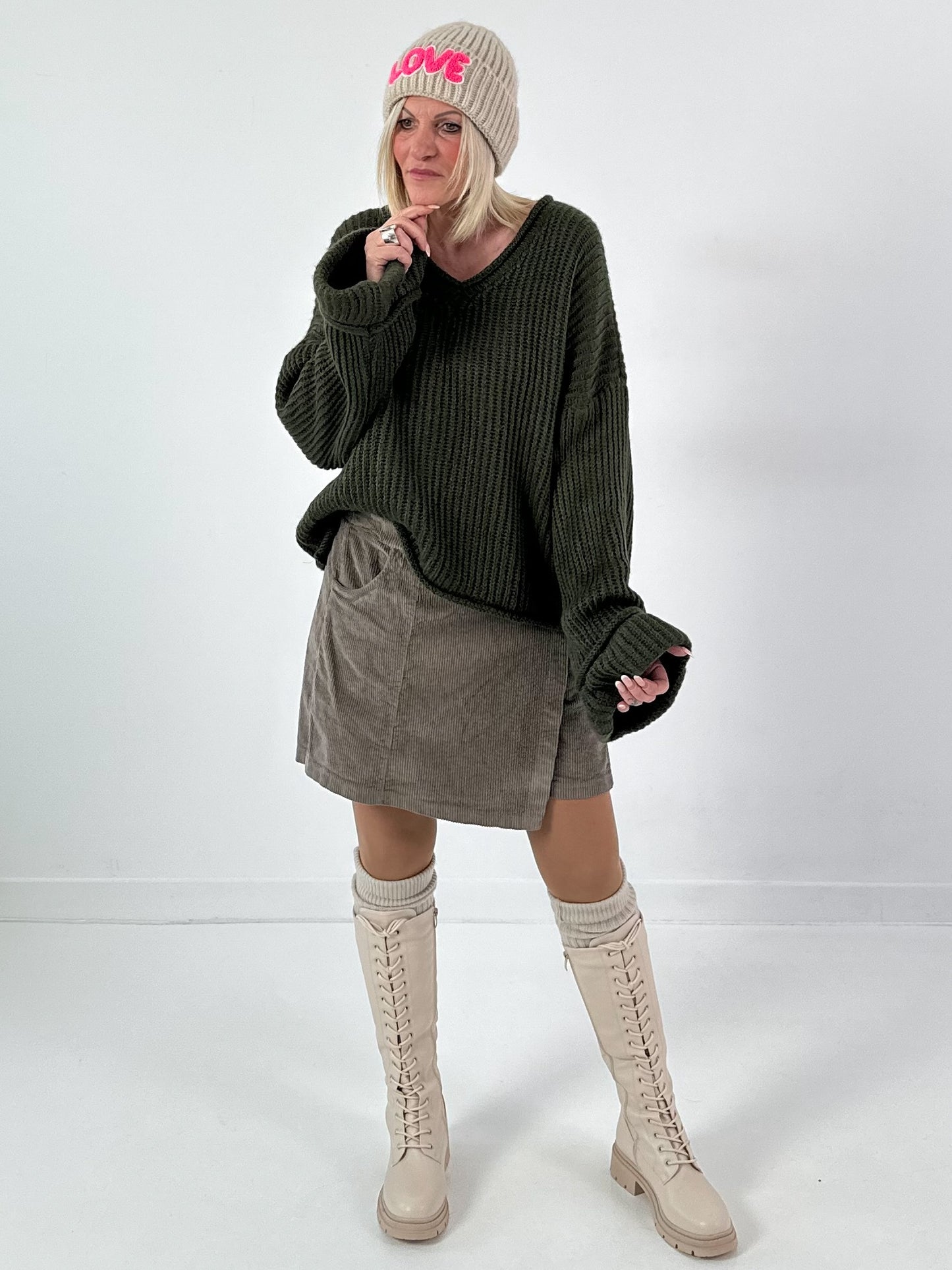 V-hals trui met wijde mouwen, model "Soft Horizon" - olijfgroen