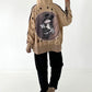 Stylische Sweatshirt Jacke mit großem Rückenpatch Comic - camel