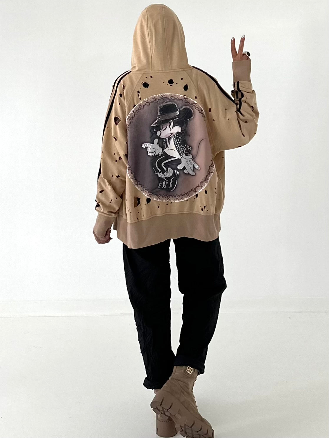 Stylische Sweatshirt Jacke mit großem Rückenpatch Comic - camel