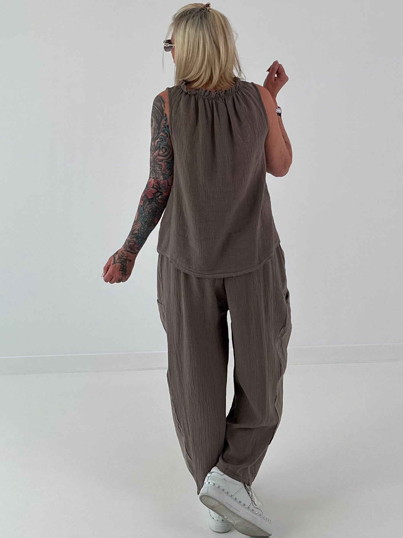 Grobes Baumwoll Top mit Rüschenkragen - taupe