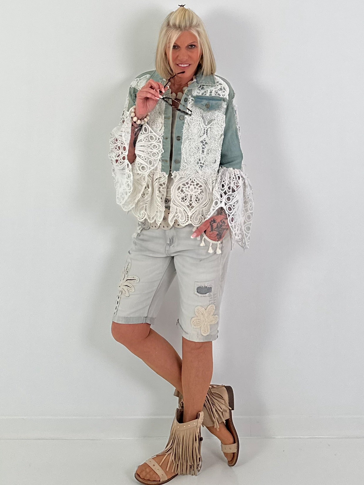 Boho Jeansjacke mit besonderen Details - denim-weiss