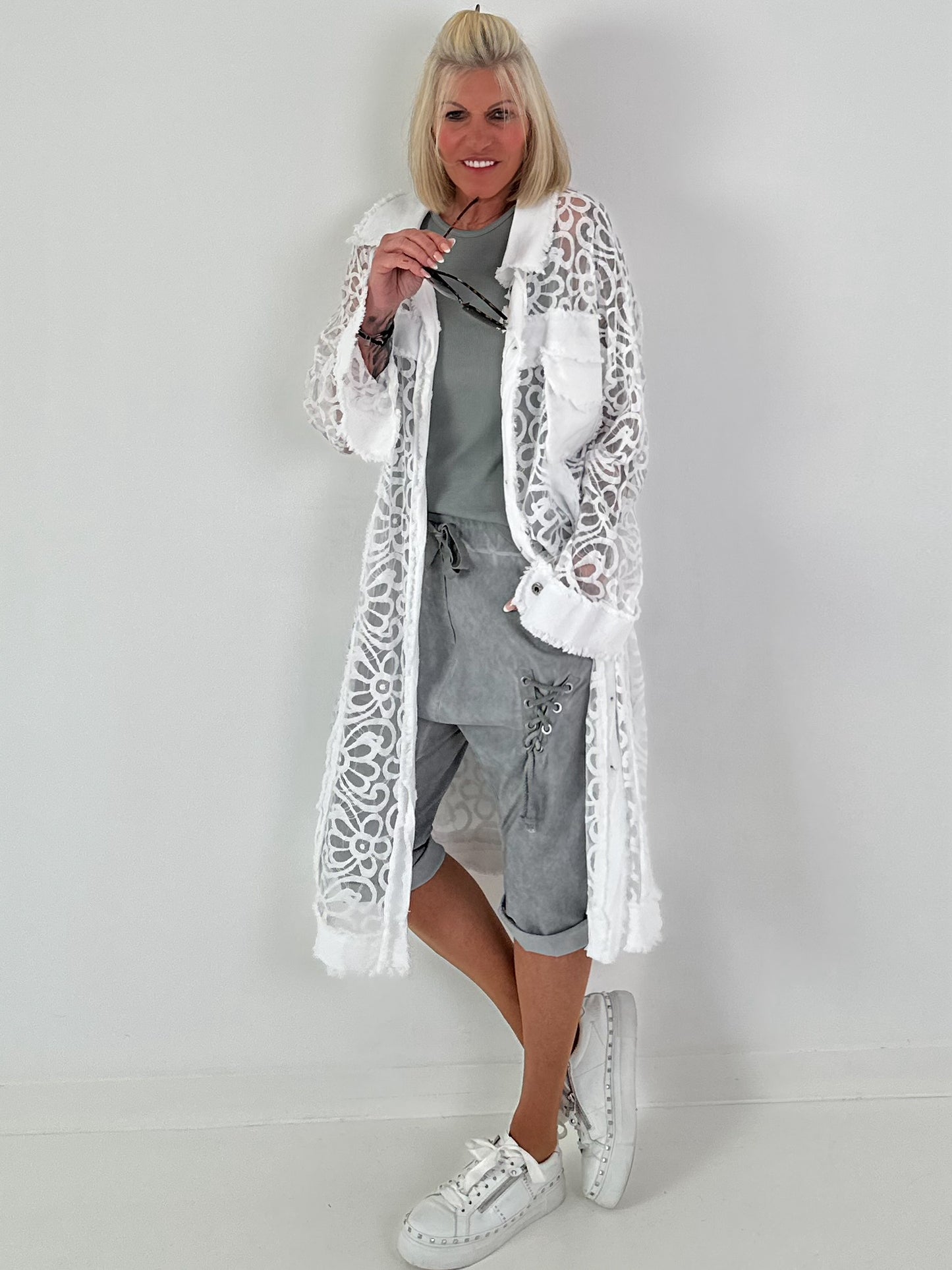Jeansmantel mit floralem Netzeinsatz - weiss ( lieferbar ab 26.05.26)