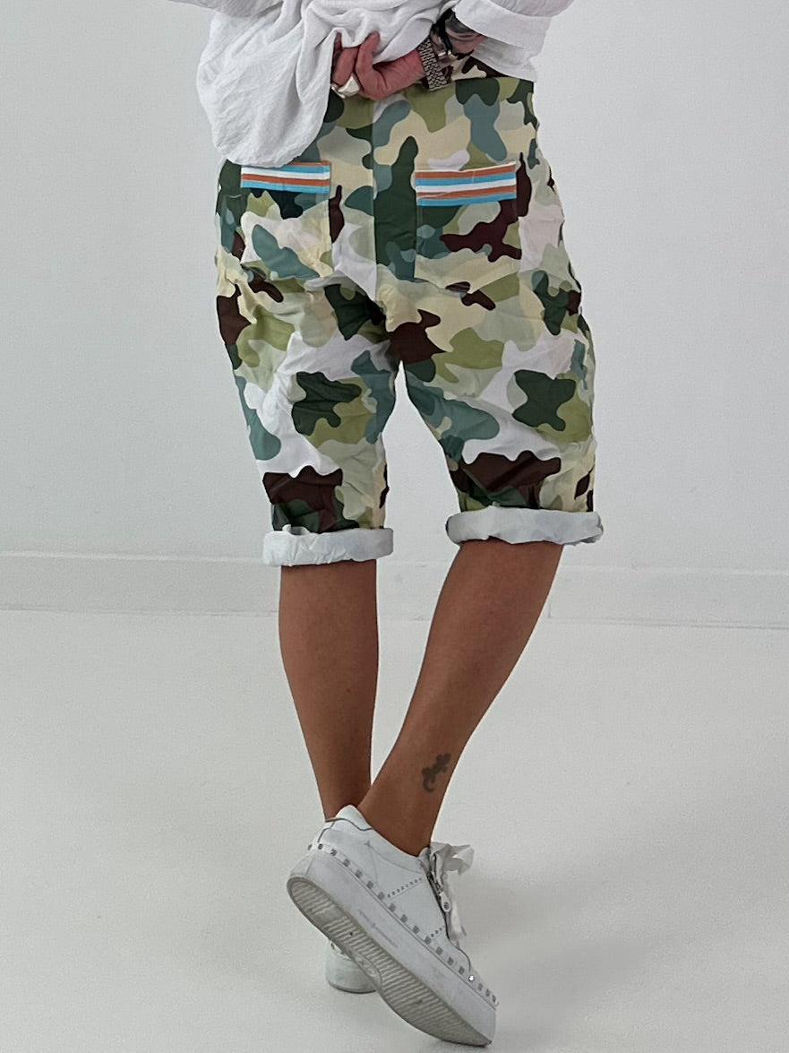 Short baggy shorts with overlap - beige