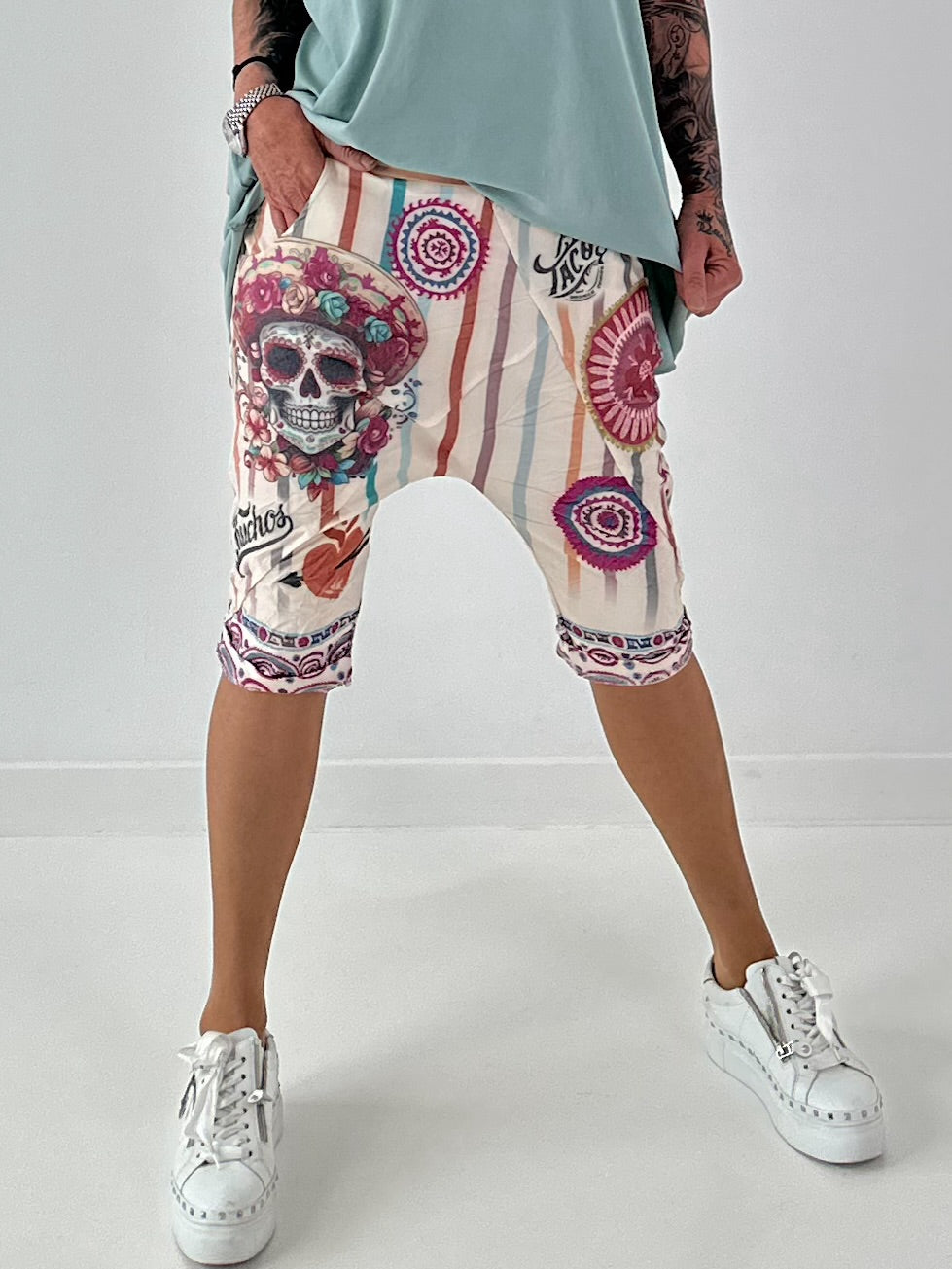Korte Baggy met strepen en skull-print - salie-roze-multicolor