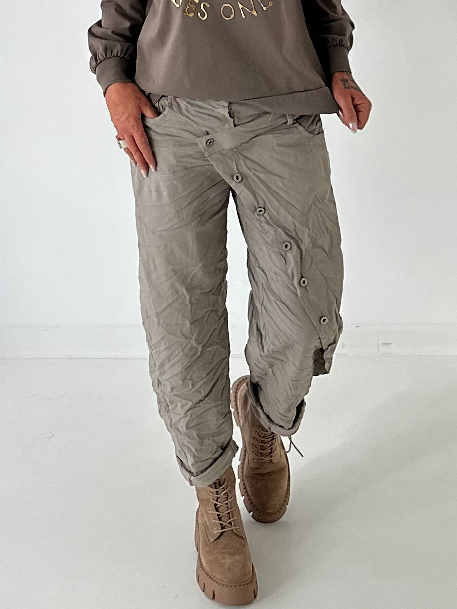 Hose mit elastischem Bund und Knopfleiste quer - taupe
