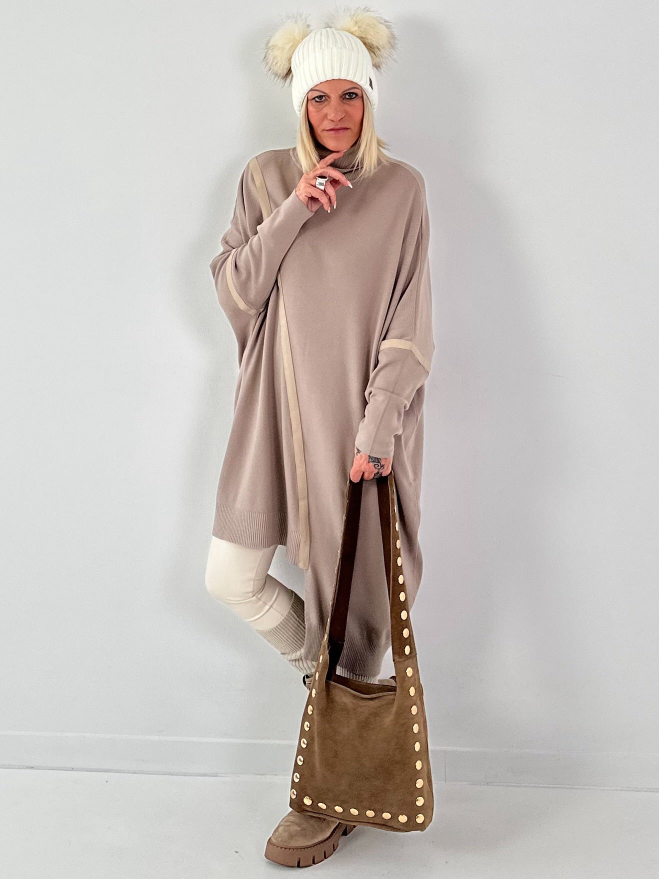 Asymmetrische oversized trui model "Line Affair" - beige
