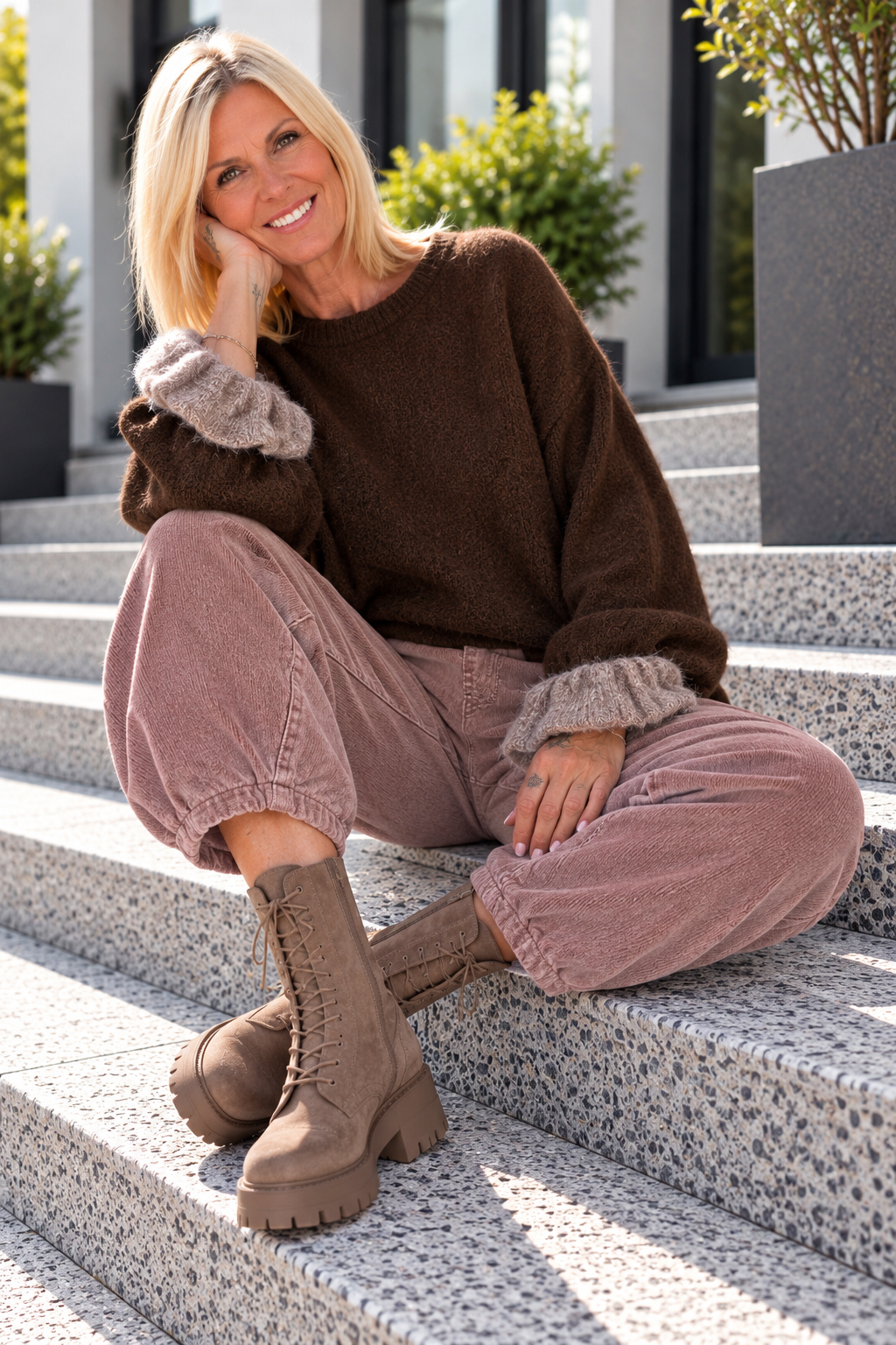 Sweater with ruffled cuffs - mocha taupe
